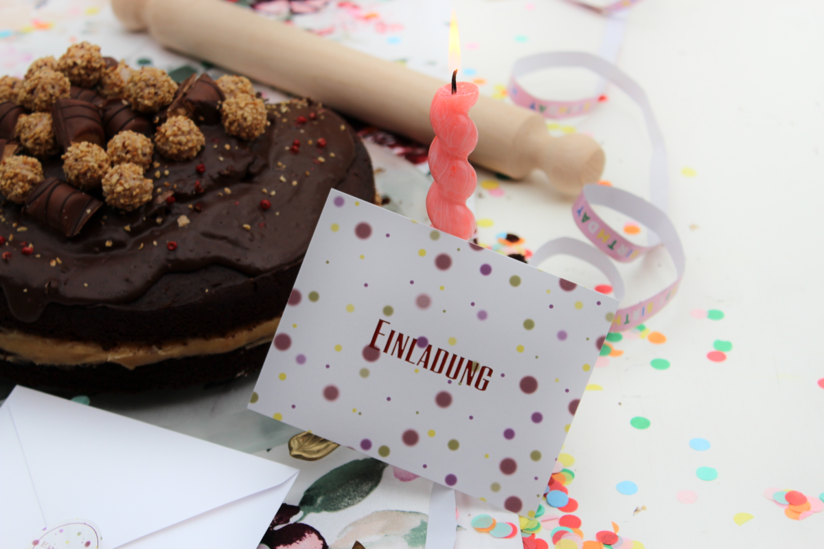 Karte Partyschwein Einladungskarte Einladung Party Kindergeburtstag für Kinder Illustration Kategorie Karte Geburtstag Party Feier Königsknöpfe Klein und Groß Geschenke Selbstgemacht Veredelt Schriftzug Goldfolie Kindergeburtstag