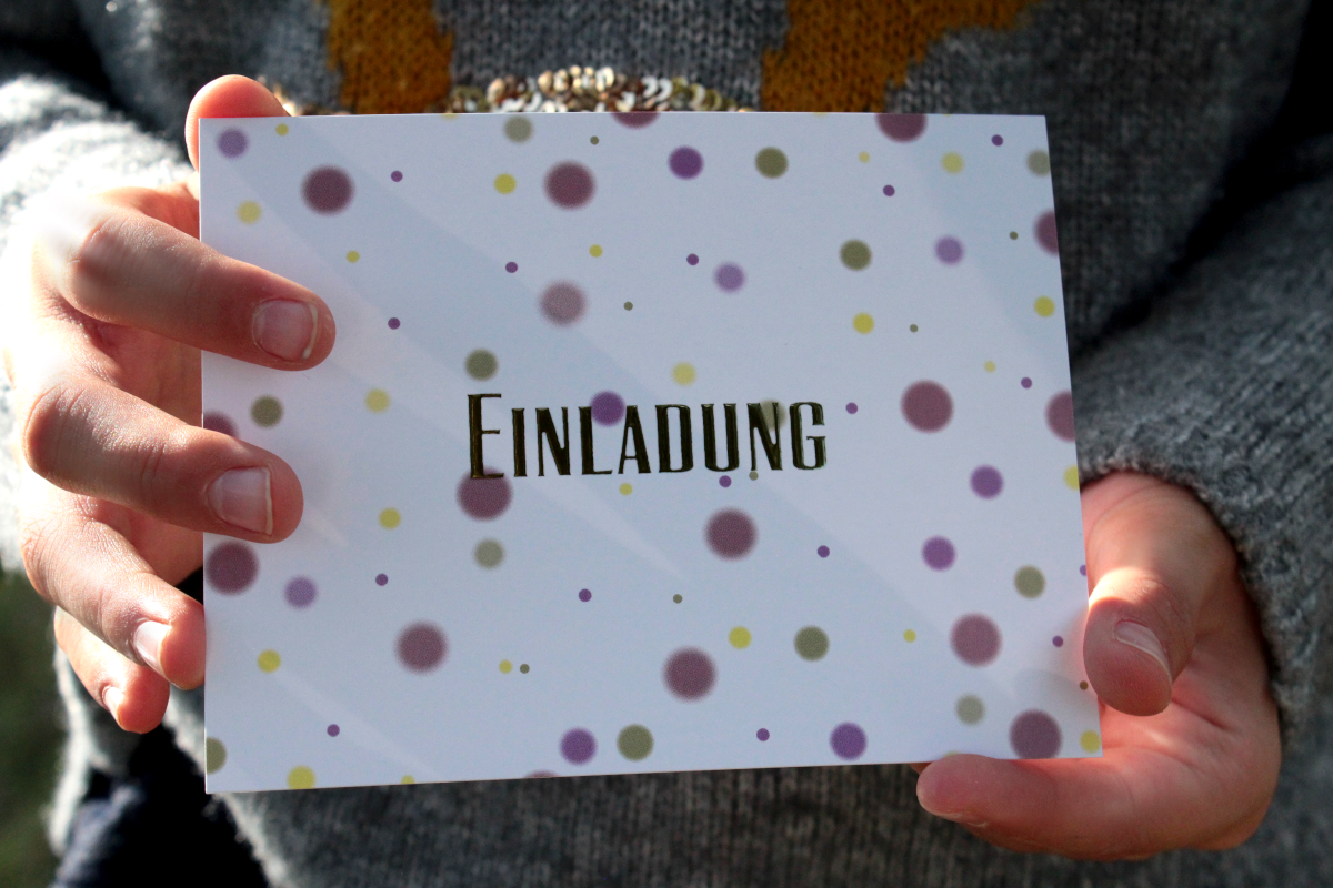 Karte Partyschwein Einladungskarte Einladung Party Kindergeburtstag für Kinder Illustration Kategorie Karte Geburtstag Party Feier Königsknöpfe Klein und Groß Geschenke Selbstgemacht Veredelt Schriftzug Goldfolie Kindergeburtstag