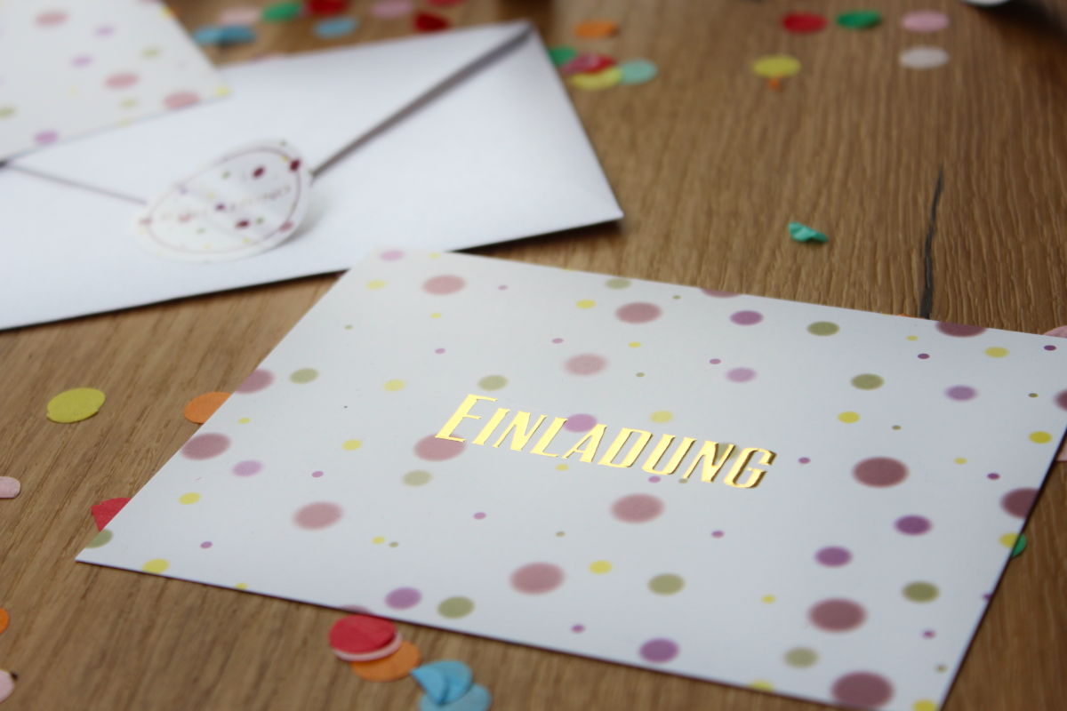 Karte Partyschwein Einladungskarte Einladung Party Kindergeburtstag für Kinder Illustration Kategorie Karte Geburtstag Party Feier Königsknöpfe Klein und Groß Geschenke Selbstgemacht Veredelt Schriftzug Goldfolie Kindergeburtstag