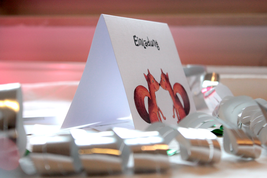 Kategorie Einladungen Karten Einladungskarten Königsknöpfe Kindergeburtstag selbstgemacht Geschenke für Klein und Groß Königsknöpfe Leinenpapier Klappkarten Geburtstag