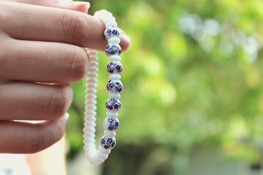 Frühling fürs Handgelenk – handgefertigtes Keramikarmband in Weiß & Violett