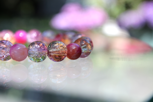 Handmade Perlenarmband aus Keramik- und Glasperlen - „Sunlit Bloom“