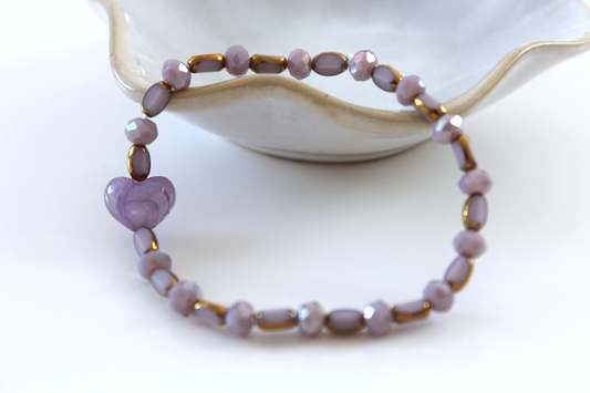 Perlenarmband - Eleganz in Flieder – Ein Herz für feine Details