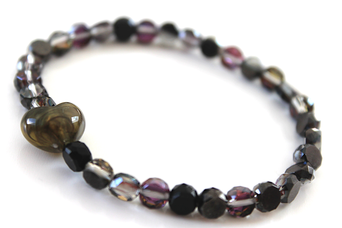 Perlenarmband - Mystik in Glas – mit grünem Herzakzent