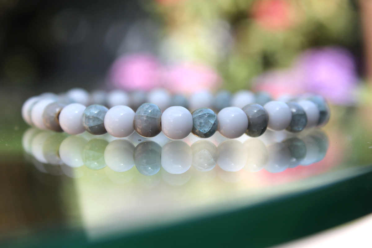 Handmade Perlenarmband aus Glasperlen - ein Hauch von Wellen, Wind & Wunder