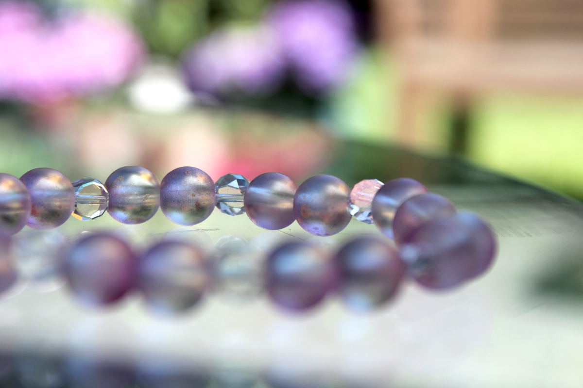 Handmade Perlenarmband aus Glasperlen - ein Hauch von Lavendel