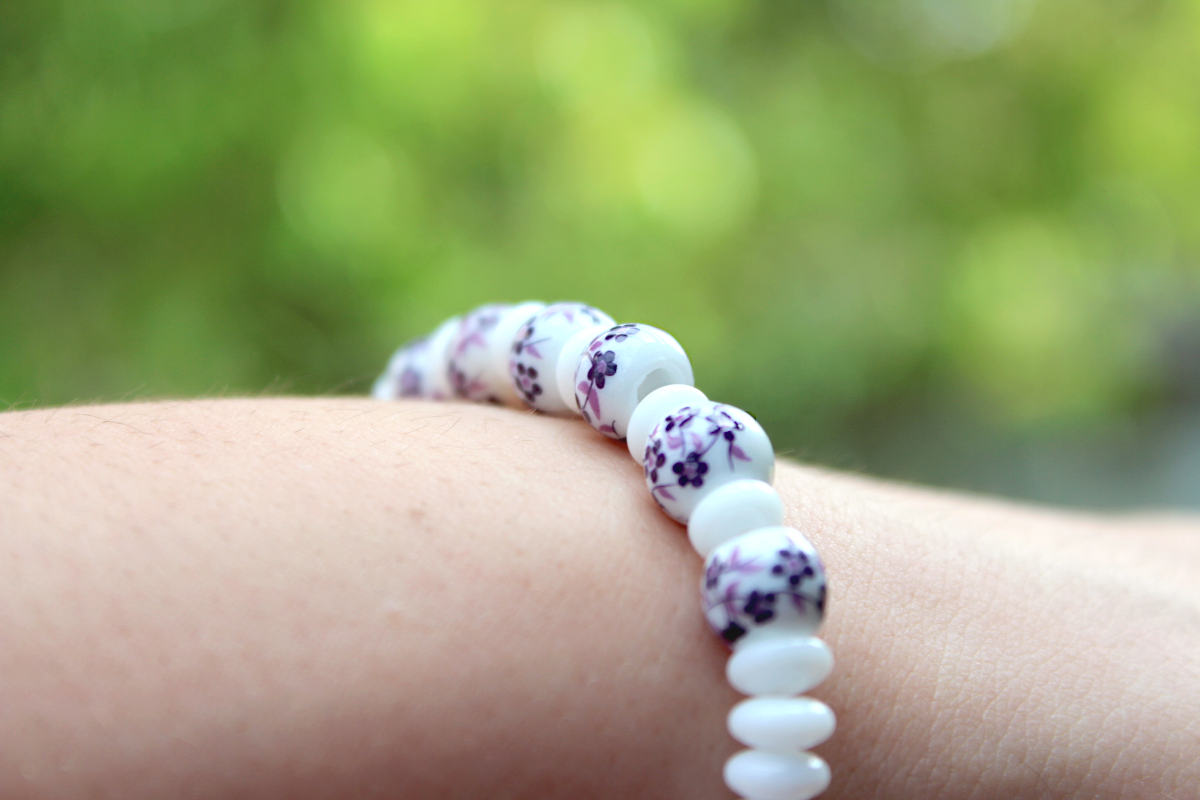 Frühling fürs Handgelenk – handgefertigtes Keramikarmband in Weiß & Violett