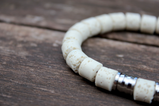 Männerarmband Lavasteinperlen Creme & Edelstahl