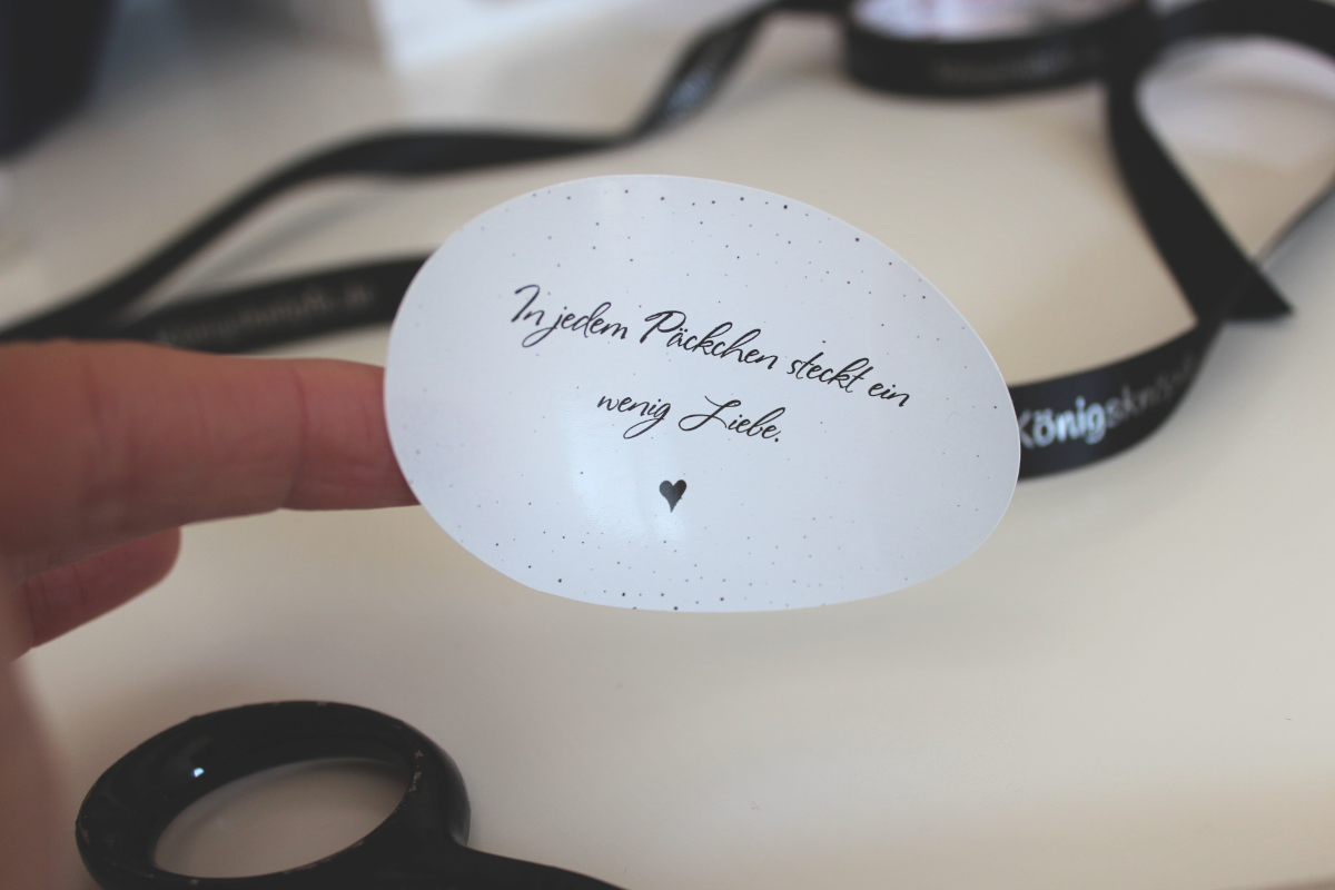 Sticker groß "In jedem Päckchen steckt ein wenig Liebe"