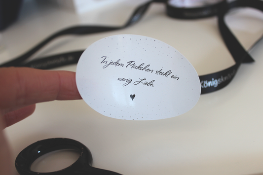 Sticker groß "In jedem Päckchen steckt ein wenig Liebe"