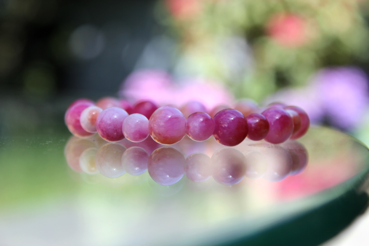 Handmade - Perlenarmband „Wilde Himbeere küsst Rosenrot“