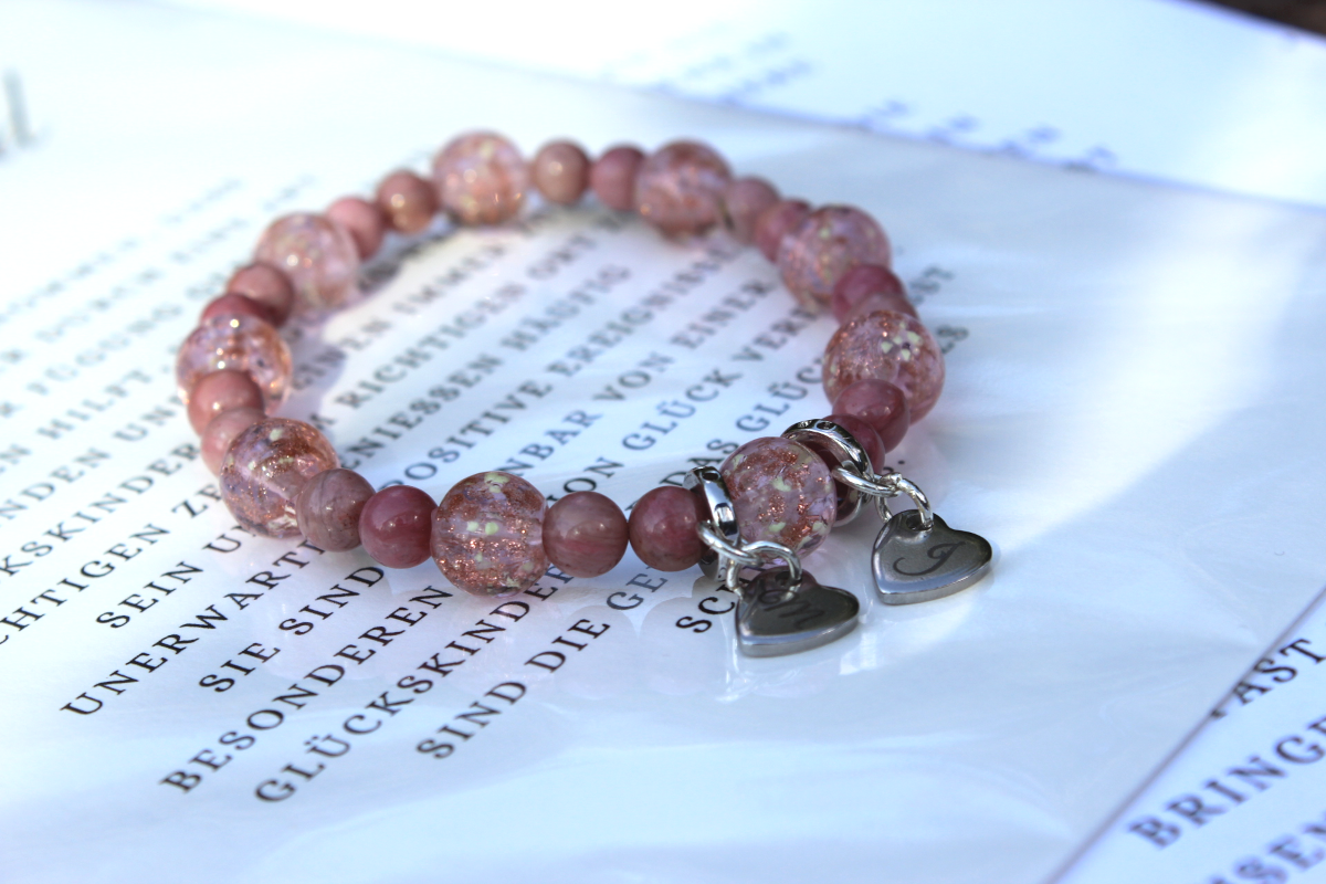 Personalisierbares Armband „Roségold & goldfacettiertes Crushedglas" – zart und elegant