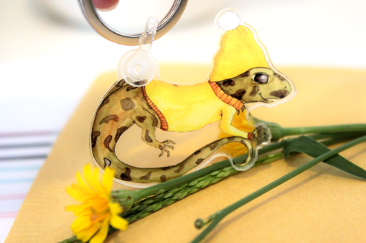 Schlüsselanhänger für Kinder und Erwachsene. Echse Amadeus. Schlüssel. Königsknöpfe. Selbstgemacht. Illustration.