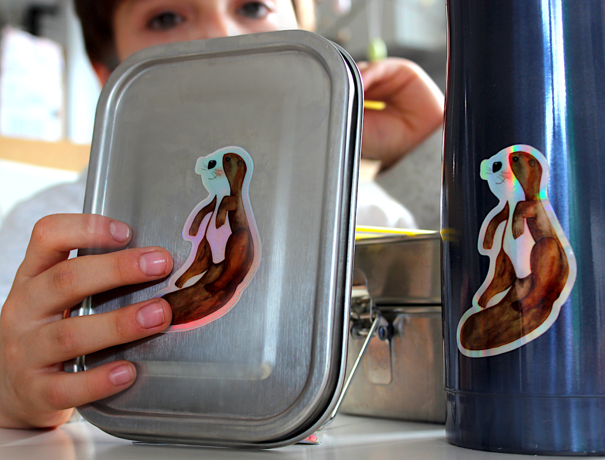 Kategorie Glimmersticker Sticker Geschenke Geburtstag Otter Olivia Kinder Illustrationen Aufkleber basteln Königsknöpfe DIY Schule Geschenke Kindergarten Königsknöpfe