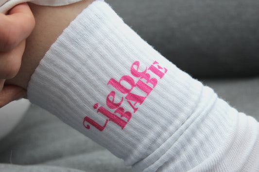 „Liebe Babe“ – kuschelige Strümpfe zum Verlieben 💕