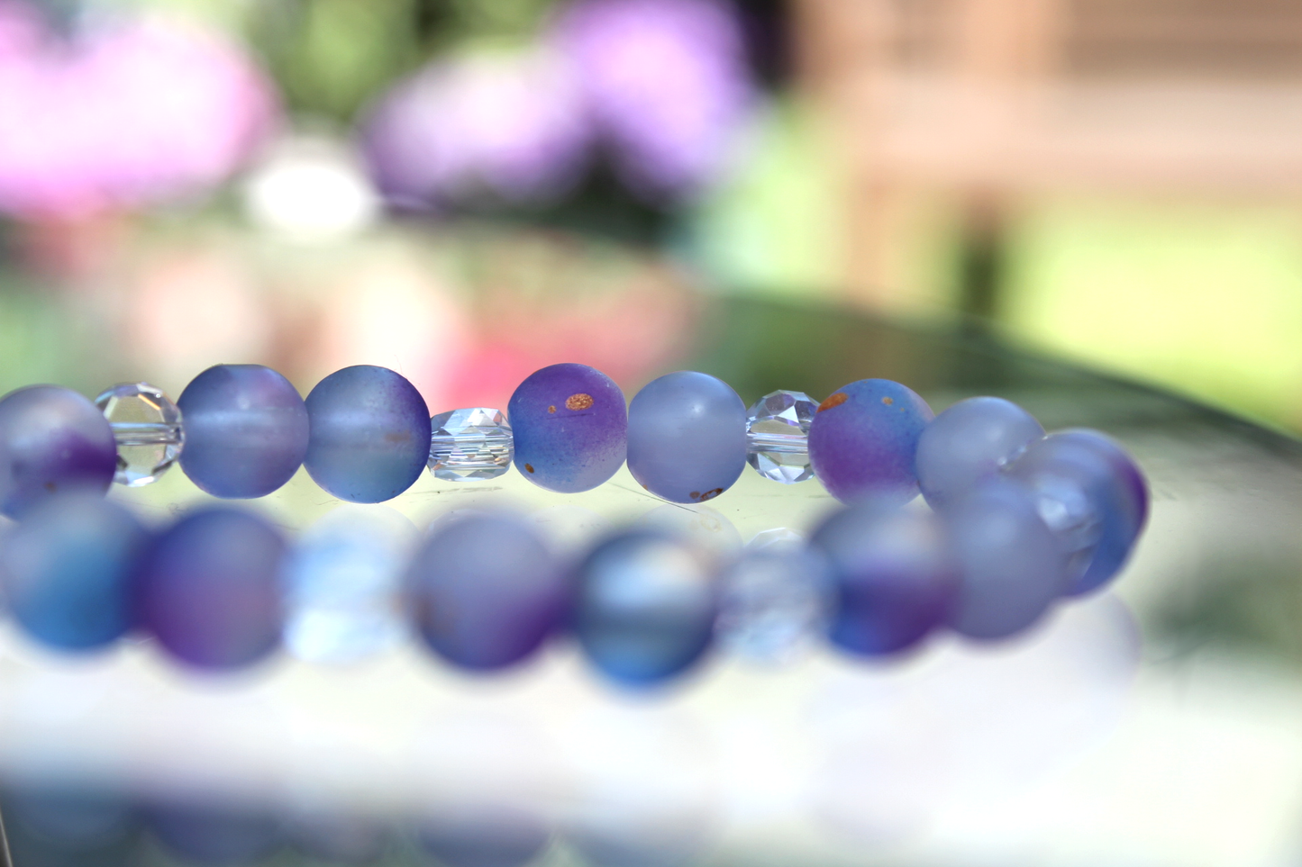 Handmade Perlenarmband aus Glasperlen - „Purple Whisper“ mit Golddetails