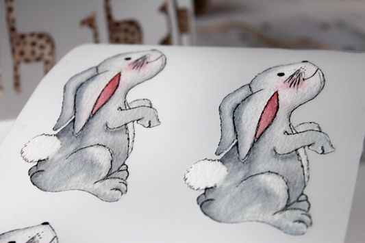 Bügelbild „Grauer Hase“ – Hoppelnde Niedlichkeit zum Aufbügeln