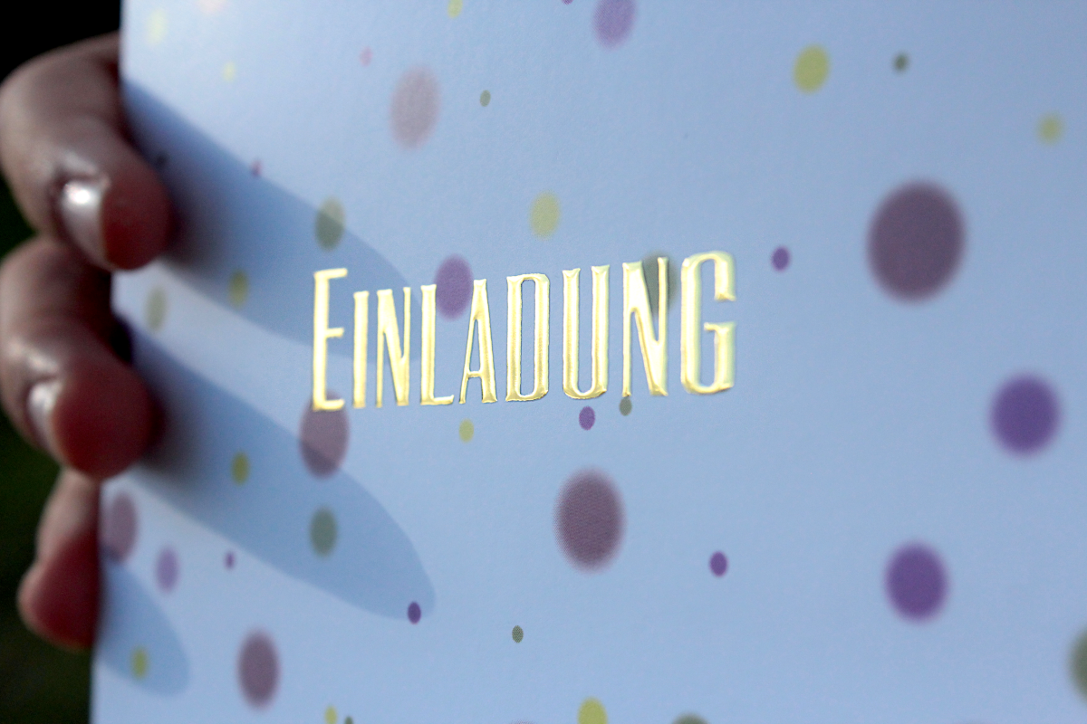 Karte Partyschwein Einladungskarte Einladung Party Kindergeburtstag für Kinder Illustration Kategorie Karte Geburtstag Party Feier Königsknöpfe Klein und Groß Geschenke Selbstgemacht Veredelt Schriftzug Goldfolie Kindergeburtstag 