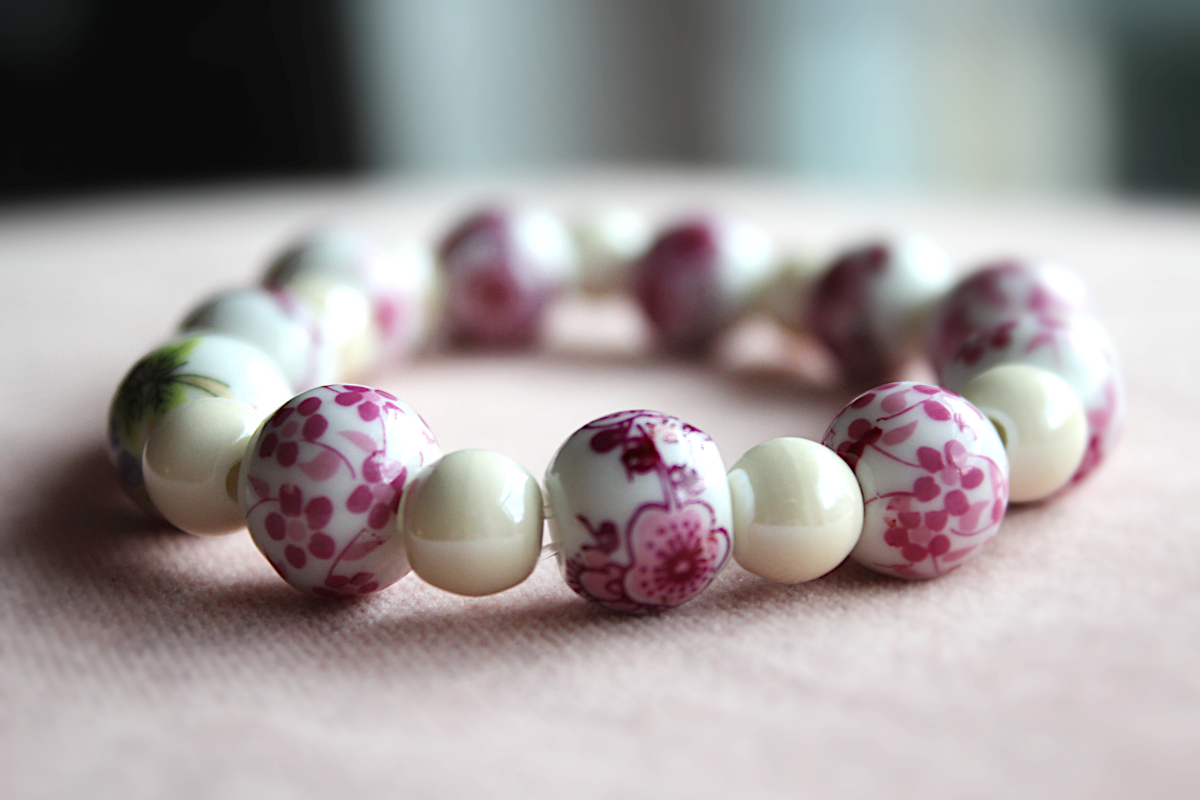 Keramik-Armband „Blütenzauber“ – zart, floral, handgefertigt