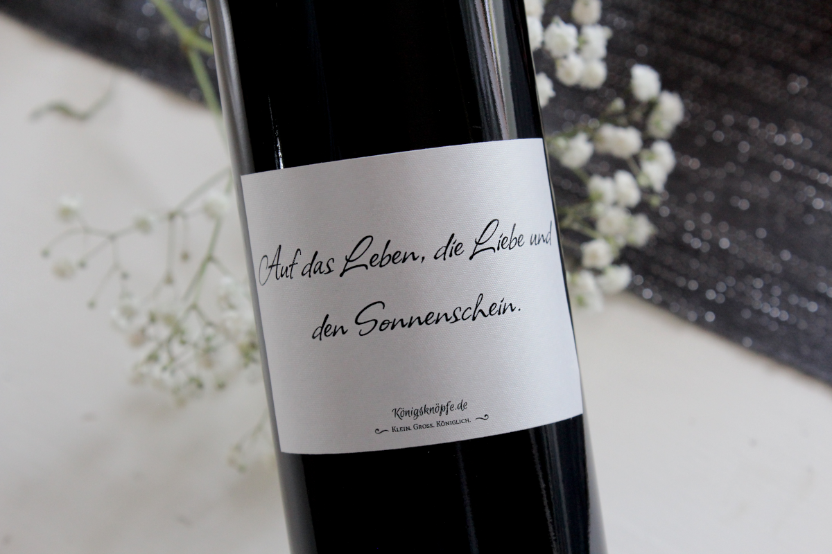 Marmelade, Marmeladenetikett, Seidenetiketten, Sticker, Etiketten, Flasche, Flaschenetiketten, Seide, Wein, Geschenk, personalisieren, Königsknöpfe, selbstgemacht, Lyrik, Onlineshop, Kategorie Seidenetiketten, Geschenke, verschenken, 
