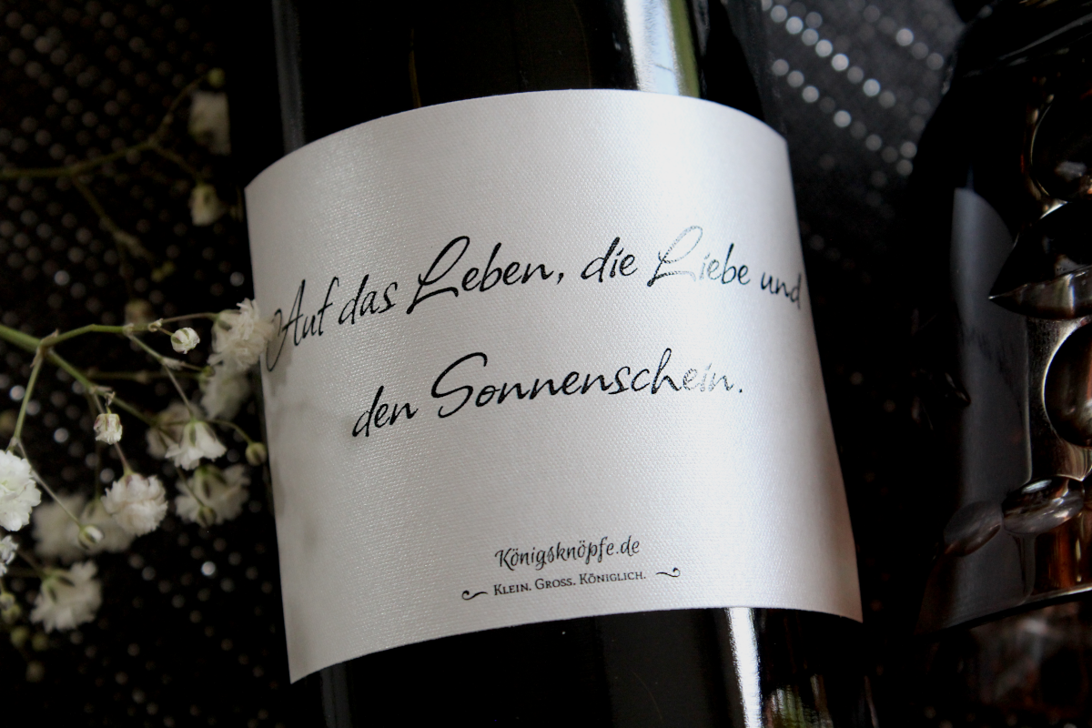 Marmelade, Marmeladenetikett, Seidenetiketten, Sticker, Etiketten, Flasche, Flaschenetiketten, Seide, Wein, Geschenk, personalisieren, Königsknöpfe, selbstgemacht, Lyrik, Onlineshop, Kategorie Seidenetiketten, Geschenke, verschenken, 