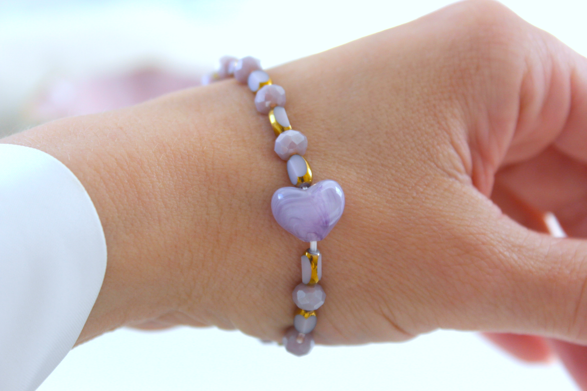 Perlenarmband - Eleganz in Flieder – Ein Herz für feine Details