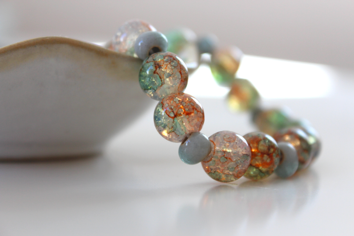 Handgefertigtes Armband aus Glas- und Keramikperlen  –  Farbpoesie in Grün & Gold