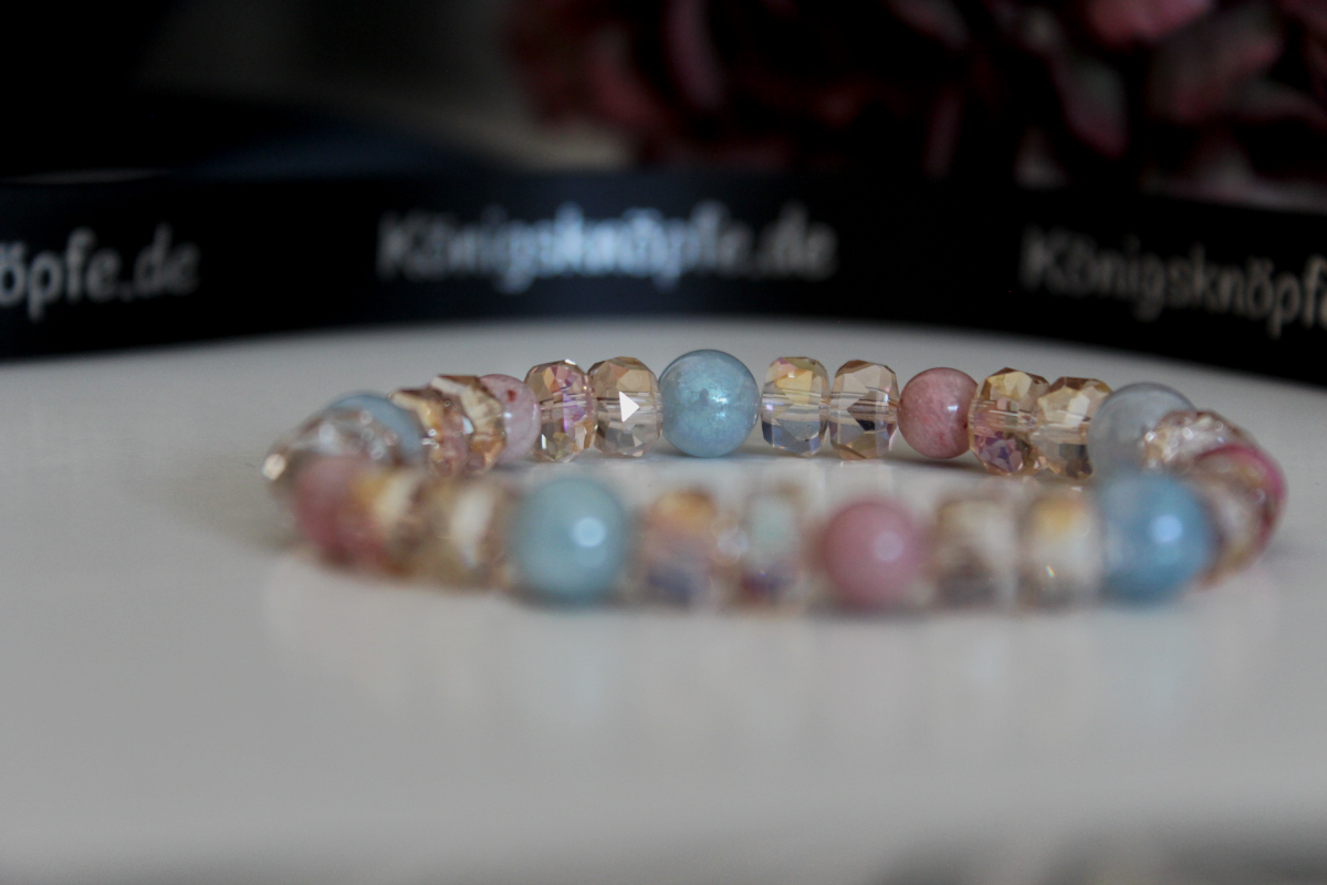 Personalisierbares Armband „Rosé & Himmelblau" – Facettenglanz & sanfte Farben