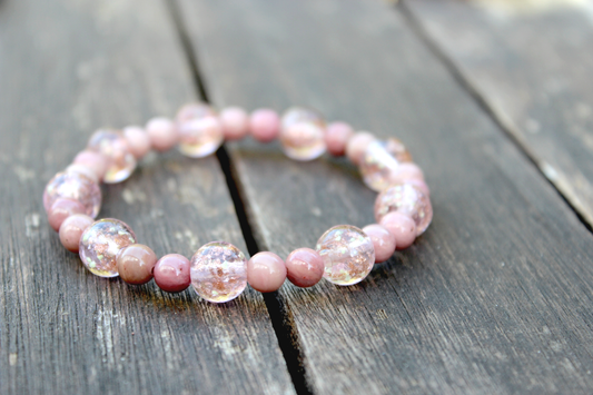 Personalisierbares Armband „Roségold & goldfacettiertes Crushedglas" – zart und elegant
