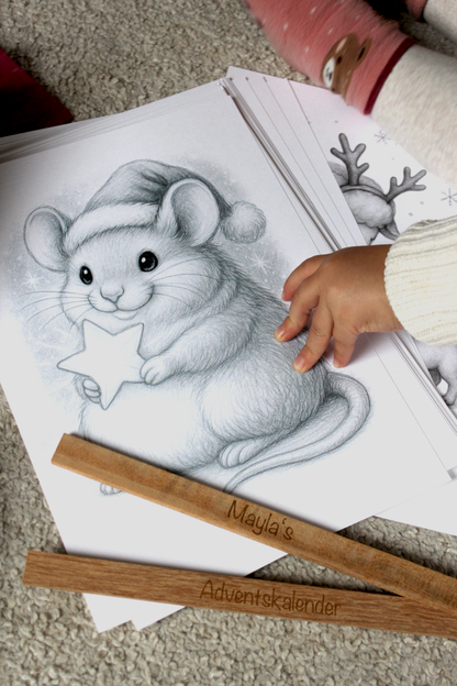 Personalisierbarer Ausmal-Adventskalender mit 24 weihnachtlichen Motiven und zusätzlich 24 magischen Wichtelgeheimnissen