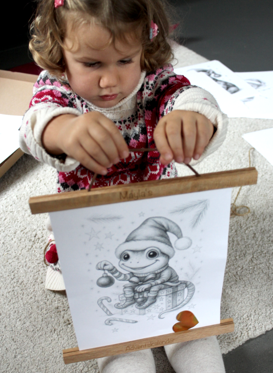 Personalisierbarer Ausmal-Adventskalender mit 24 weihnachtlichen Motiven und zusätzlich 24 magischen Wichtelgeheimnissen