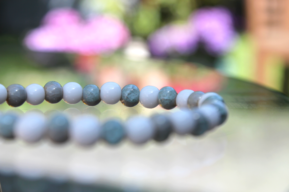 Handmade Perlenarmband aus Glasperlen - ein Hauch von Wellen, Wind & Wunder