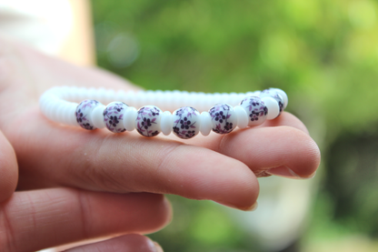 Frühling fürs Handgelenk – handgefertigtes Keramikarmband in Weiß & Violett