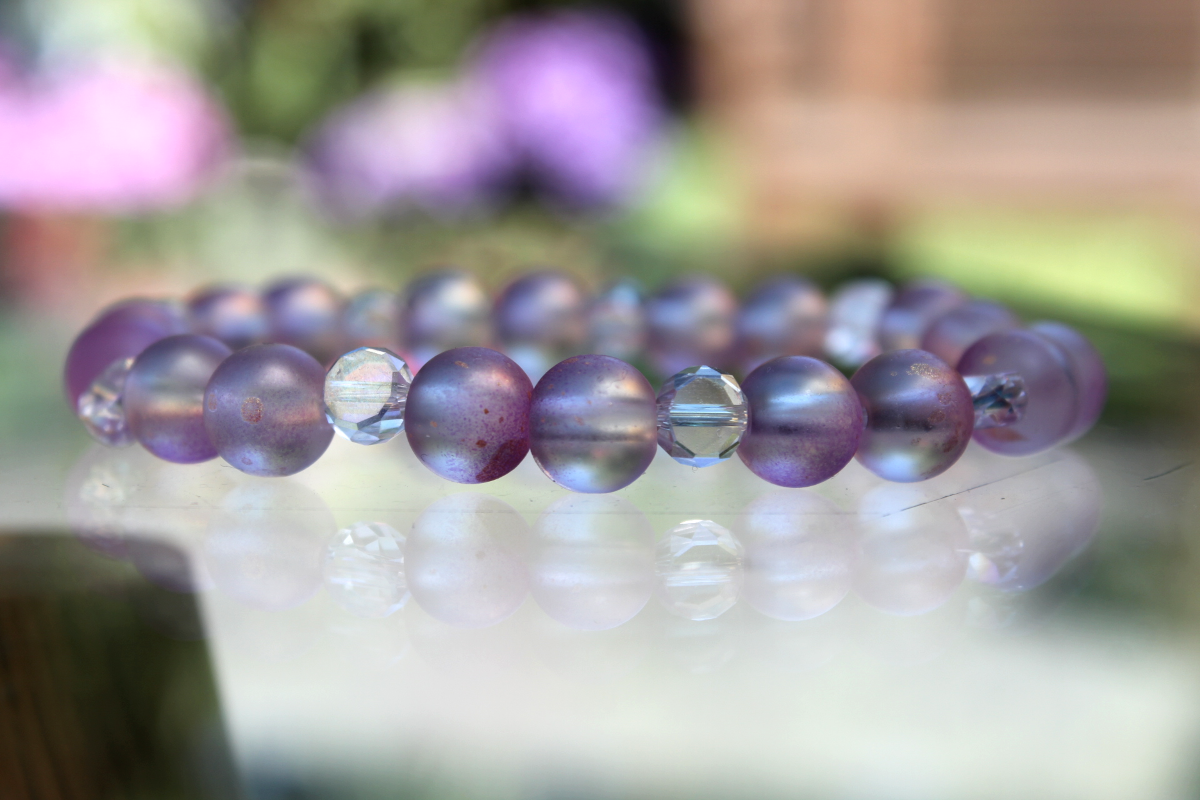 Handmade Perlenarmband aus Glasperlen - ein Hauch von Lavendel