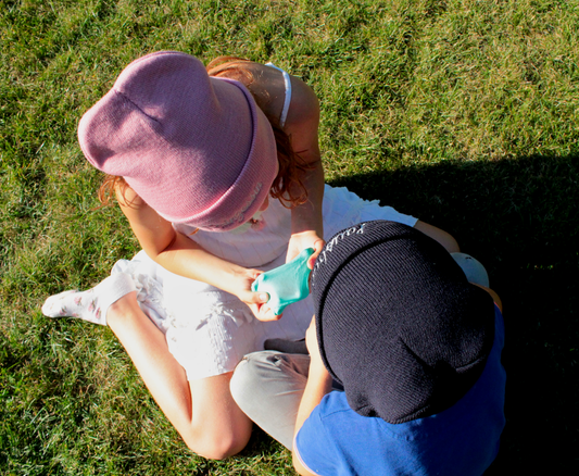 Kategorie Mützen für Groß und Klein, Königsknöpfe, Mützen, Stickerei, Selbstgemacht, Onlineshop, Little Business, Geschenke, Kinder, Schule, KiTa,