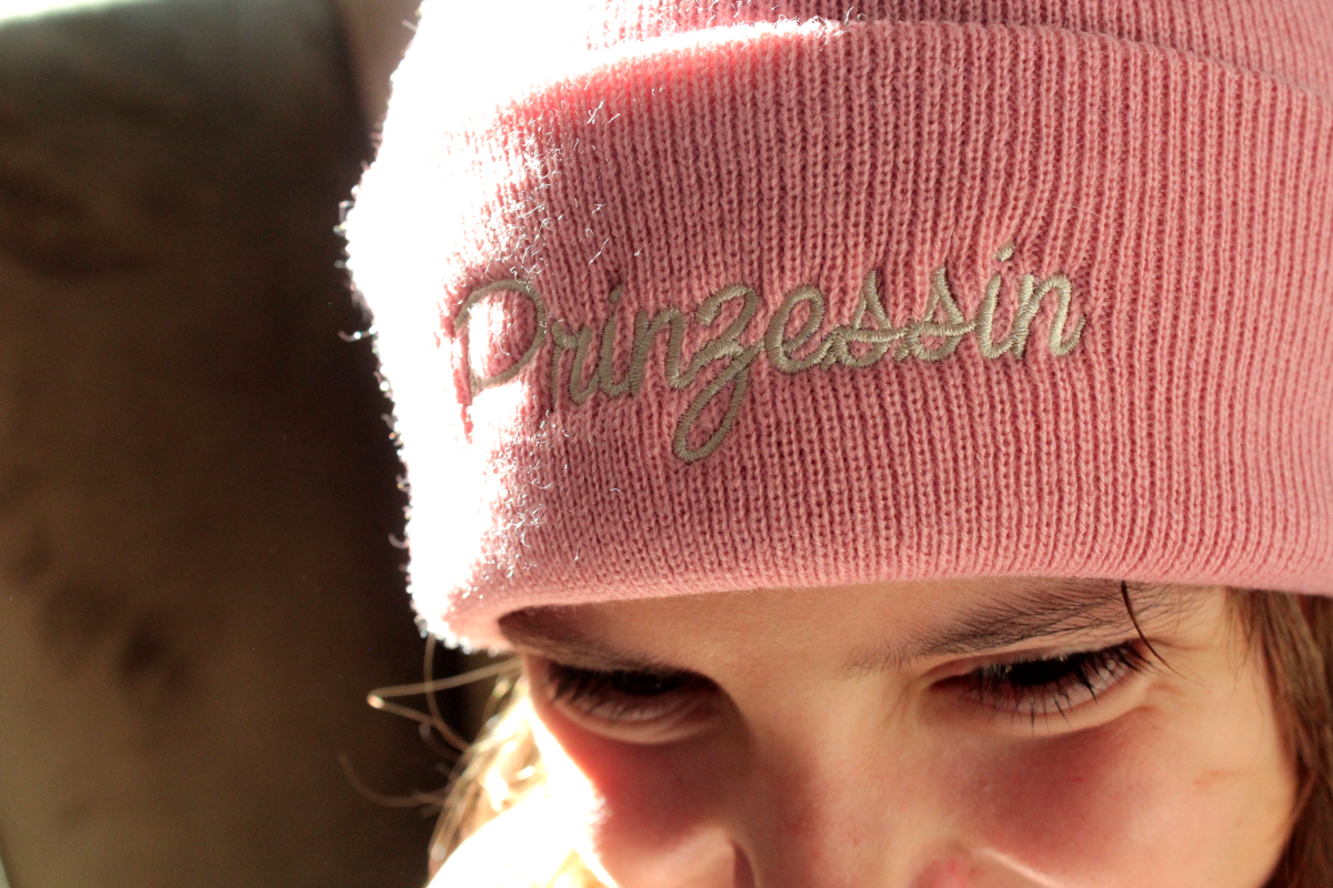 Kategorie Mützen für Groß und Klein, Königsknöpfe, Mützen, Stickerei, Selbstgemacht, Onlineshop, Little Business, Geschenke, Kinder, Schule, KiTa,