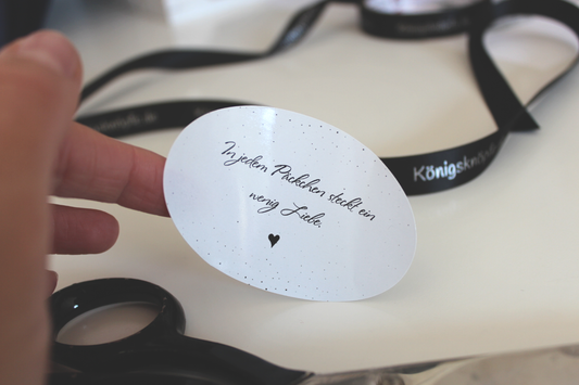 Sticker groß "In jedem Päckchen steckt ein wenig Liebe"