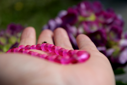 Sommer am Handgelenk – handgefertigtes Glasperlenarmband in Pink