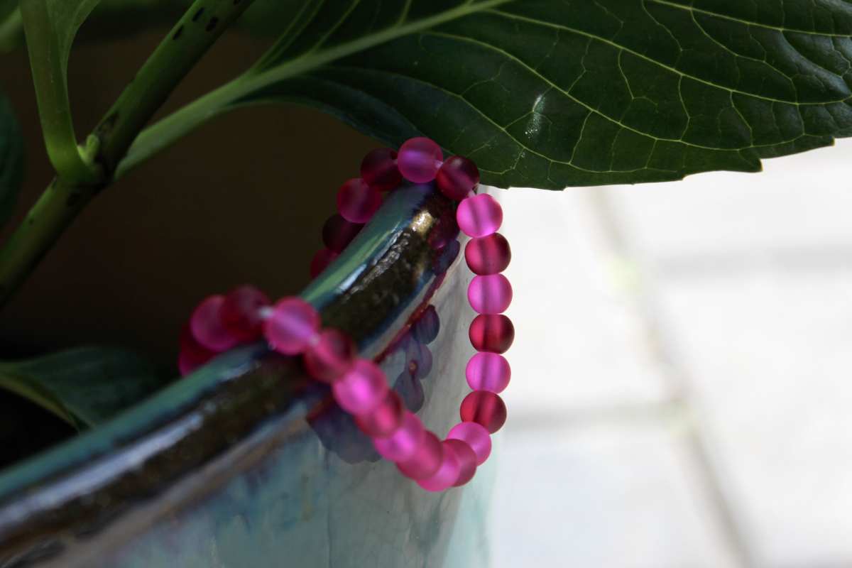 Sommer am Handgelenk – handgefertigtes Glasperlenarmband in Pink