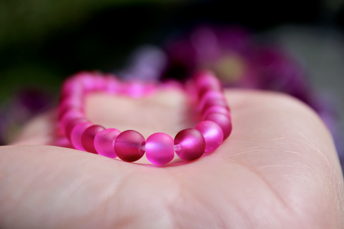 Sommer am Handgelenk – handgefertigtes Glasperlenarmband in Pink