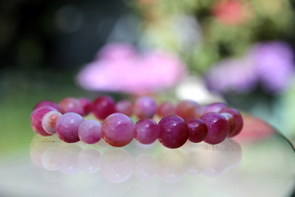 Handmade - Perlenarmband „Wilde Himbeere küsst Rosenrot“