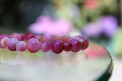 Handmade - Perlenarmband „Wilde Himbeere küsst Rosenrot“