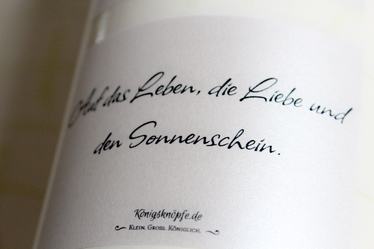 Marmelade, Marmeladenetikett, Seidenetiketten, Sticker, Etiketten, Flasche, Flaschenetiketten, Seide, Wein, Geschenk, personalisieren, Königsknöpfe, selbstgemacht, Lyrik, Onlineshop, Kategorie Seidenetiketten, Geschenke, verschenken,