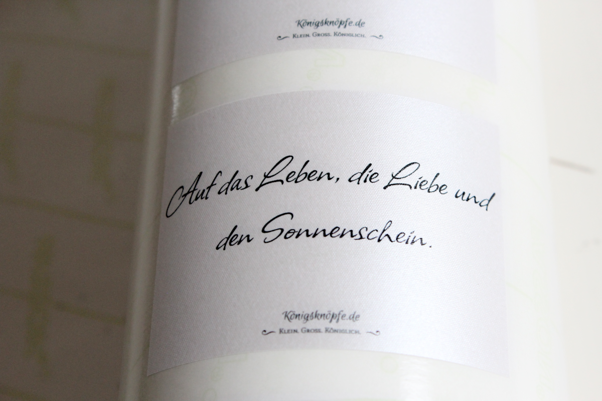 Marmelade, Marmeladenetikett, Seidenetiketten, Sticker, Etiketten, Flasche, Flaschenetiketten, Seide, Wein, Geschenk, personalisieren, Königsknöpfe, selbstgemacht, Lyrik, Onlineshop, Kategorie Seidenetiketten, Geschenke, verschenken,