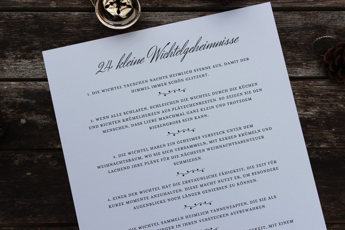 Personalisierbarer Ausmal-Adventskalender mit 24 weihnachtlichen Motiven und zusätzlich 24 magischen Wichtelgeheimnissen