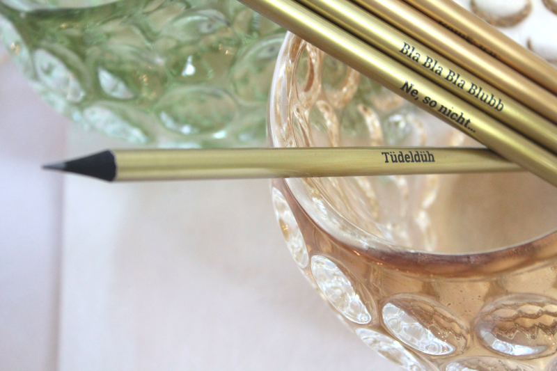 Stift Bleistift mit Text Spruch Tüdeldüh Königsknöpfe