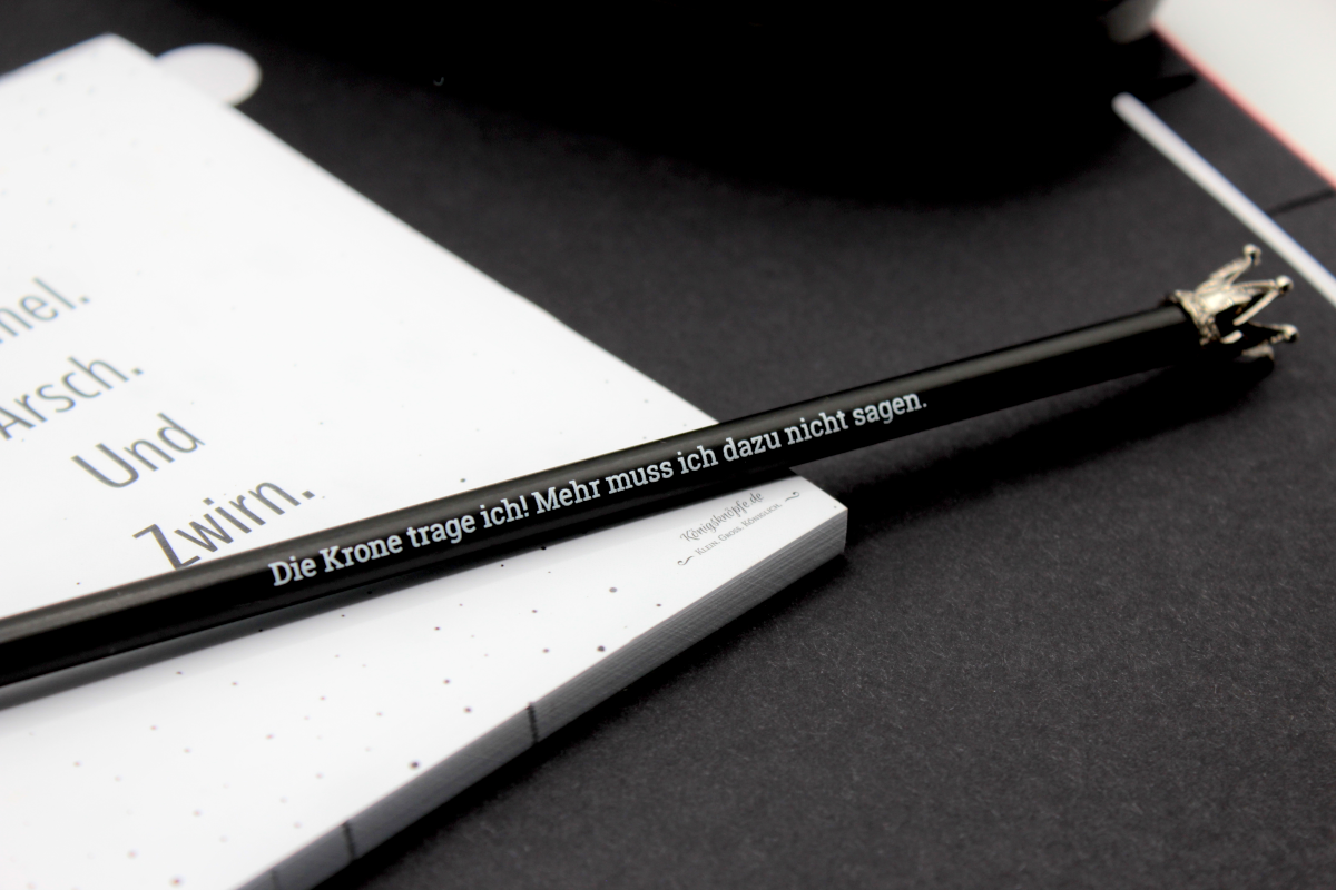 Stift, Krone, Onlineshop, Königsknöpfe, Bleistift, für Groß und Klein, Onlineshop, Kinder, Papeterie, Illustration, individuell, Set beste Freude, Druck, Freundin, Freundschaft, Radiegummi, Schulbedarf, Geschenke, Geschenkidee, Lineal, Schreibbedarf, Bleistift