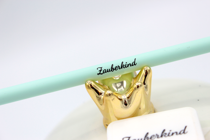 Stift, Krone, Onlineshop, Königsknöpfe, Bleistift, für Groß und Klein, Onlineshop, Kinder, Papeterie, Illustration, individuell, Set beste Freude, Druck, Freundin, Freundschaft, Radiegummi, Schulbedarf, Geschenke, Geschenkidee, Lineal, Schreibbedarf, Bleistift